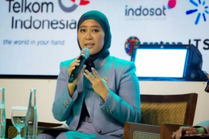 Menkomdigi Meutya Hafid membantah pemerintah meminta penghapusan konten karhutla di platform digital dan menegaskan pentingnya informasi masyarakat untuk mendukung penanganan kebakaran hutan dan lahan.