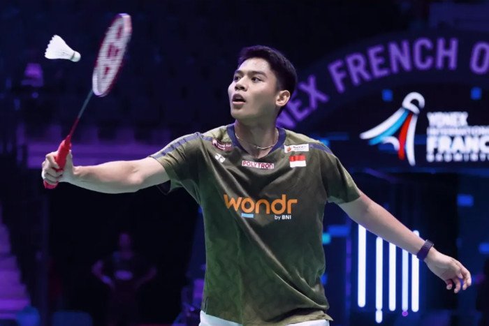 Tunggal putra Indonesia Moh Zaki Ubaidillah memastikan tiket semifinal French Open 2026 usai menundukkan wakil Taiwan Chi Yu Jen dengan skor 21-15 dan 21-13.