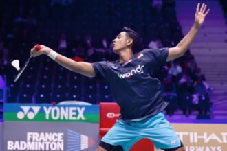 Alwi Farhan tersingkir dari French Open 2026 setelah kalah 19-21 dan 12-21 dari Hu Zhe An, sementara Moh Zaki Ubaidillah melaju ke semifinal.