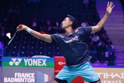Alwi Farhan tersingkir dari French Open 2026 setelah kalah 19-21 dan 12-21 dari Hu Zhe An, sementara Moh Zaki Ubaidillah melaju ke semifinal.