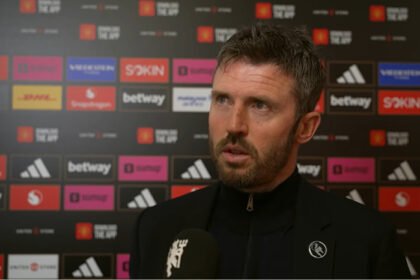 Michael Carrick tetap menangani Manchester United saat menghadapi Chelsea pada 31 Oktober 2026 setelah kekalahan 0-3 dari Bournemouth.