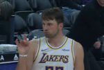 Luka Doncic bukan cuma tajam mencetak poin! Reggie Miller menyoroti usaha bertahannya saat Lakers menghadapi Trail Blazers.