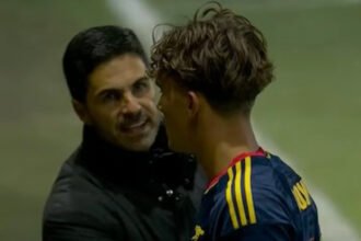 Mikel Arteta menegur Max Dowman setelah pemain muda Arsenal itu menerima kartu merah saat menghadapi Fleetwood Town di Carabao Cup.