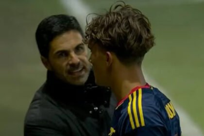 Mikel Arteta menegur Max Dowman setelah pemain muda Arsenal itu menerima kartu merah saat menghadapi Fleetwood Town di Carabao Cup.