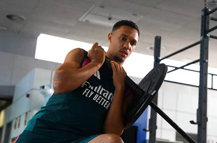 Liverpool memantau situasi Trent Alexander-Arnold di Real Madrid dan Jarell Quansah di Bayer Leverkusen menjelang bursa transfer Januari 2027, dengan AC Milan ikut mengincar Quansah.