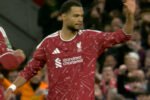 Liverpool menyingkirkan Chelsea melalui adu penalti setelah bermain imbang 1-1 dalam laga EFL Cup, dengan Joe Gomez menjadi penentu kemenangan The Reds.
