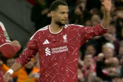 Liverpool menyingkirkan Chelsea melalui adu penalti setelah bermain imbang 1-1 dalam laga EFL Cup, dengan Joe Gomez menjadi penentu kemenangan The Reds.