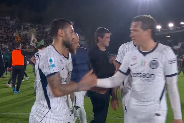Inter Milan mengalahkan Venezia 2-0 melalui dua gol bunuh diri pada menit ke-80 dan ke-82, sekaligus mengoleksi 25 poin dan memuncaki klasemen Serie A sebelum menghadapi AC Milan.