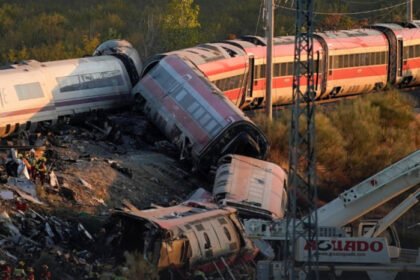 Spanyol menetapkan tiga hari berkabung setelah tabrakan dua kereta cepat di Toledo menewaskan sedikitnya 68 orang, sementara penyebab kecelakaan masih diselidiki.