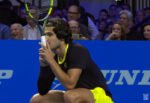 Carlos Alcaraz melewati duel menegangkan melawan Nikoloz Basilashvili dan melangkah ke perempat final Erste Bank Open 2026 di Wina.