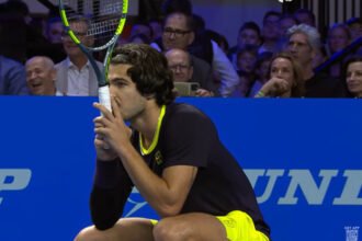 Carlos Alcaraz melewati duel menegangkan melawan Nikoloz Basilashvili dan melangkah ke perempat final Erste Bank Open 2026 di Wina.