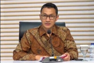 KPK mengusut dugaan korupsi cukai rokok terkait PT Djarum dengan potensi kerugian negara mencapai triliunan rupiah. Penyidik mendalami dugaan kickback dan aliran uang ke oknum Bea Cukai.