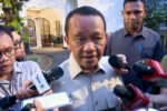 Menteri ESDM Bahlil Lahadalia menyoroti dugaan perdagangan ulang LNG Indonesia oleh Singapura di tengah kebijakan pengurangan ekspor gas.