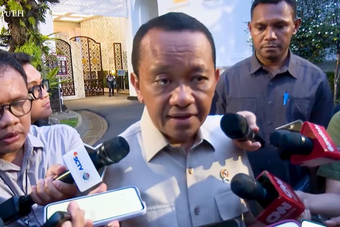 Menteri ESDM Bahlil Lahadalia menyoroti dugaan perdagangan ulang LNG Indonesia oleh Singapura di tengah kebijakan pengurangan ekspor gas.