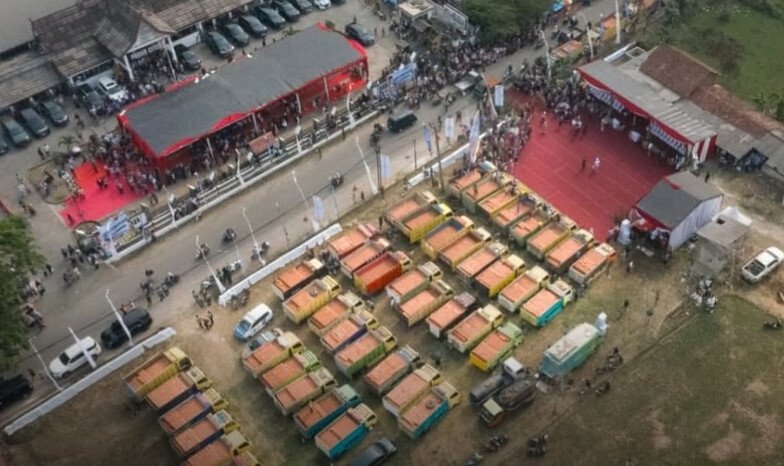 Sebanyak 125 truk membawa 500.000 keping genteng dari Plered, Purwakarta, dalam pelaksanaan Gerakan Gentengisasi, Jumat, 2 Oktober 2026.