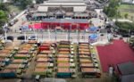 Sebanyak 500.000 genteng Plered dikirim ke berbagai daerah menggunakan 125 truk untuk mendukung program gentengisasi Indonesia ASRI sekaligus memperluas pasar UMKM lokal.