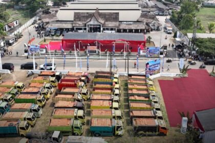 Sebanyak 500.000 genteng Plered dikirim ke berbagai daerah menggunakan 125 truk untuk mendukung program gentengisasi Indonesia ASRI sekaligus memperluas pasar UMKM lokal.