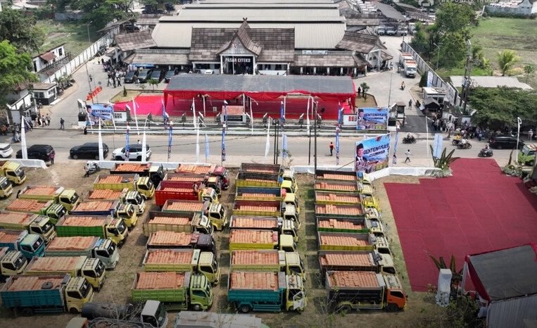 Sebanyak 500.000 genteng Plered dikirim ke berbagai daerah menggunakan 125 truk untuk mendukung program gentengisasi Indonesia ASRI sekaligus memperluas pasar UMKM lokal.