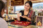 Harga emas Antam hari ini, Selasa 13 Oktober 2026, turun Rp20.000 menjadi Rp2.574.000 per gram, sedangkan harga buyback tercatat Rp2.383.000 per gram.
