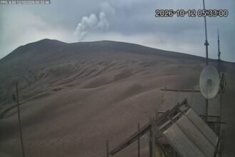 Gunung Anak Krakatau masih berstatus Siaga pada 12 Oktober 2026, dengan asap kawah mencapai 80 meter dan pembatasan aktivitas dalam radius 5 kilometer.