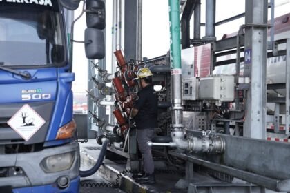 Presiden Prabowo Subianto mendorong kemandirian energi melalui penerapan biodiesel B50 yang ditargetkan mengurangi impor solar dan menghemat devisa hingga Rp170 triliun pada 2026.