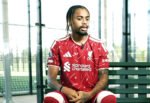 Michael Owen menilai standar tinggi yang ditinggalkan Mohamed Salah ikut menambah tekanan terhadap Florian Wirtz dan Bradley Barcola di Liverpool.