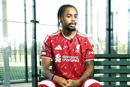 Michael Owen menilai standar tinggi yang ditinggalkan Mohamed Salah ikut menambah tekanan terhadap Florian Wirtz dan Bradley Barcola di Liverpool.