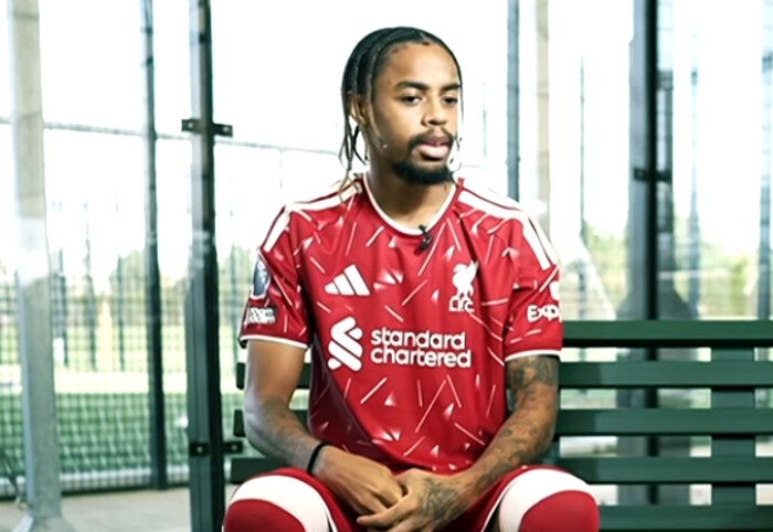Michael Owen menilai standar tinggi yang ditinggalkan Mohamed Salah ikut menambah tekanan terhadap Florian Wirtz dan Bradley Barcola di Liverpool.