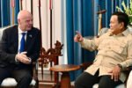Presiden FIFA Gianni Infantino bersama Menpora Erick Thohir memberikan keterangan usai bertemu Presiden Prabowo di Istana Kepresidenan, Jakarta.