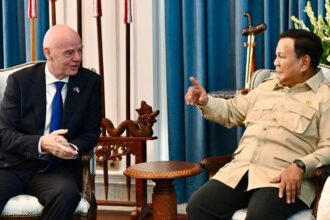 Presiden FIFA Gianni Infantino bersama Menpora Erick Thohir memberikan keterangan usai bertemu Presiden Prabowo di Istana Kepresidenan, Jakarta.
