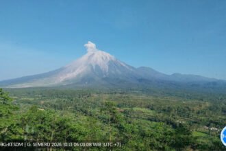 Semeru mengalami lima kali erupsi dalam rentang 93 menit pada Senin malam, 12 Oktober 2026, dengan kolom abu tertinggi mencapai 1.000 meter di atas puncak.