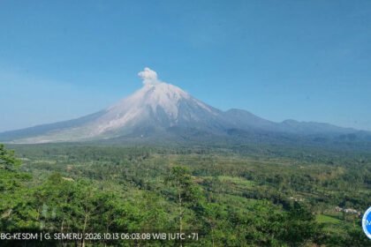Semeru mengalami lima kali erupsi dalam rentang 93 menit pada Senin malam, 12 Oktober 2026, dengan kolom abu tertinggi mencapai 1.000 meter di atas puncak.