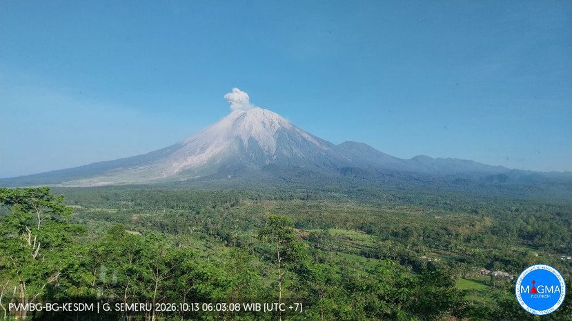 Semeru mengalami lima kali erupsi dalam rentang 93 menit pada Senin malam, 12 Oktober 2026, dengan kolom abu tertinggi mencapai 1.000 meter di atas puncak.
