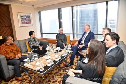 Menkomdigi Meutya Hafid bertemu Menteri Australia Anthony Stephen Burke untuk membahas penguatan perlindungan anak di ruang digital di Jakarta, Jumat (23/10/2026).