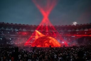 Konser Ye di GBK menarik sekitar 70.000 penonton dan menghasilkan perputaran ekonomi hingga Rp600 miliar, dengan okupansi hotel di sekitar lokasi mendekati 100 persen.