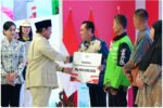 Prabowo menyiapkan target kredit produktif Rp400 triliun pada 2027 untuk 28 juta keluarga, dengan sasaran petani, nelayan, dan masyarakat berpenghasilan rendah.