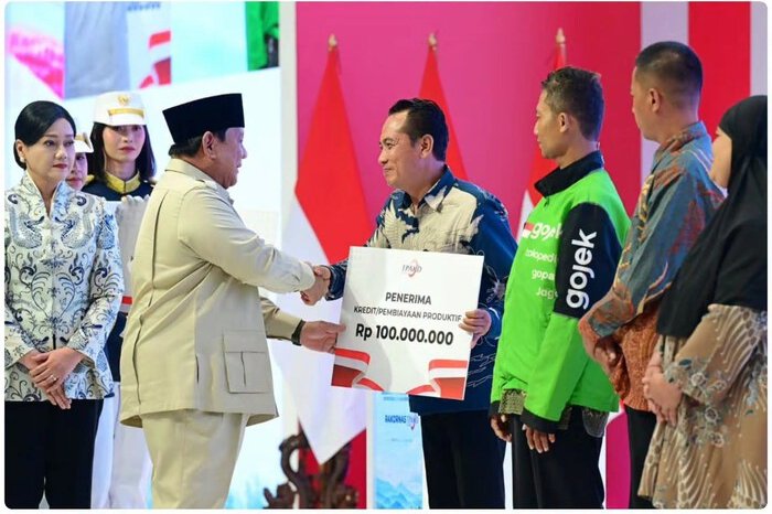 Prabowo menyiapkan target kredit produktif Rp400 triliun pada 2027 untuk 28 juta keluarga, dengan sasaran petani, nelayan, dan masyarakat berpenghasilan rendah.