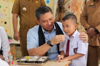 BGN menetapkan prioritas 80 persen susu segar dari peternak lokal untuk MBG mulai 1 November 2026 serta menyiapkan marketplace pengadaan tujuh komoditas pangan guna memperkuat akses pasar dan transparansi harga.