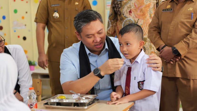 BGN menetapkan prioritas 80 persen susu segar dari peternak lokal untuk MBG mulai 1 November 2026 serta menyiapkan marketplace pengadaan tujuh komoditas pangan guna memperkuat akses pasar dan transparansi harga.