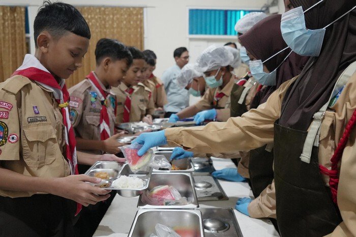 BGN mencatat 52.689 UMKM menjadi pemasok MBG dari total 63.608 pemasok di 37 provinsi. Program ini memprioritaskan pangan lokal untuk mendukung gizi masyarakat dan ekonomi daerah.