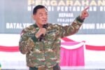 Menhan Sjafrie Sjamsoeddin memberikan pengarahan kepada prajurit Yonif TP 833/Bumi Daranante saat kunjungan kerja di Kabupaten Sanggau, Kalimantan Barat, Jumat (9/10/2026).