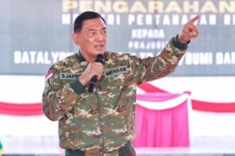 Menhan Sjafrie Sjamsoeddin memberikan pengarahan kepada prajurit Yonif TP 833/Bumi Daranante saat kunjungan kerja di Kabupaten Sanggau, Kalimantan Barat, Jumat (9/10/2026).