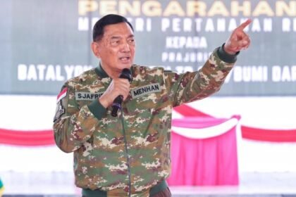 Menhan Sjafrie Sjamsoeddin memberikan pengarahan kepada prajurit Yonif TP 833/Bumi Daranante saat kunjungan kerja di Kabupaten Sanggau, Kalimantan Barat, Jumat (9/10/2026).