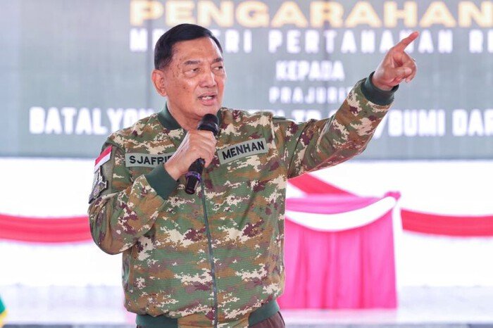 Menhan Sjafrie Sjamsoeddin memberikan pengarahan kepada prajurit Yonif TP 833/Bumi Daranante saat kunjungan kerja di Kabupaten Sanggau, Kalimantan Barat, Jumat (9/10/2026).