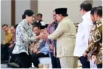 Presiden Prabowo Subianto menyampaikan candaan mengenai peran perempuan dalam pengelolaan keuangan Indonesia saat Rakornas TPAKD di JIExpo, Jakarta, Kamis (22/10/2026).