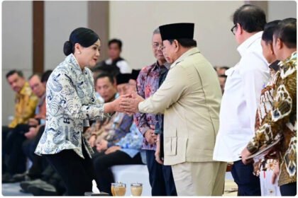 Presiden Prabowo Subianto menyampaikan candaan mengenai peran perempuan dalam pengelolaan keuangan Indonesia saat Rakornas TPAKD di JIExpo, Jakarta, Kamis (22/10/2026).