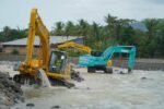 Penanganan banjir bandang Padang dipercepat melalui pembangunan tanggul darurat setinggi tiga meter, pemulihan air bersih, pengerukan muara, serta rencana normalisasi Sungai Batang Air Dingin dan Batang Kuranji.