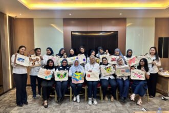 Rayakan Hari Batik Nasional 2026, Perwira Patra Jasa menyalurkan kreativitas melalui kegiatan melukis motif pada tas kanvas.