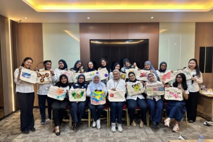 Rayakan Hari Batik Nasional 2026, Perwira Patra Jasa menyalurkan kreativitas melalui kegiatan melukis motif pada tas kanvas.