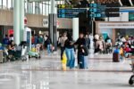 Pemerintah menyiapkan stimulus tiket pesawat Nataru 2026-2027 melalui PPN DTP 11 persen dan diskon layanan bandara 50 persen, dengan potensi penurunan harga tiket sebesar 11–12 persen.